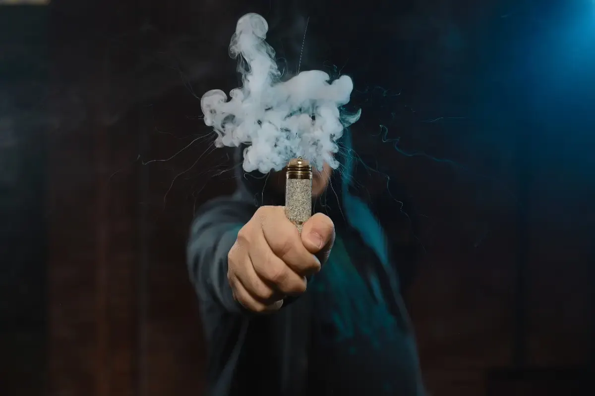 Salah Banget Jika Kamu Kira Vape Lebih Sehat dari Rokok Bakar (FOTO: Freepik.com/ArthurHidden)