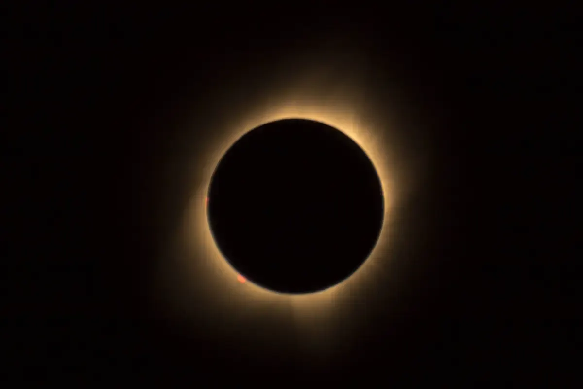 Gerhana matahari hibrida. (Sumber : pexels.com/Drew Rae)