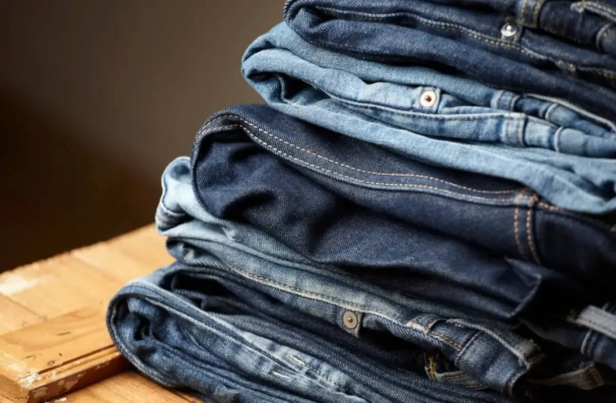 Jangan Pakai Mesin Cuci, Ini Cara Mudah Mencuci Celana Jeans Biar Awet (FOTO: Freepik/photogenia)