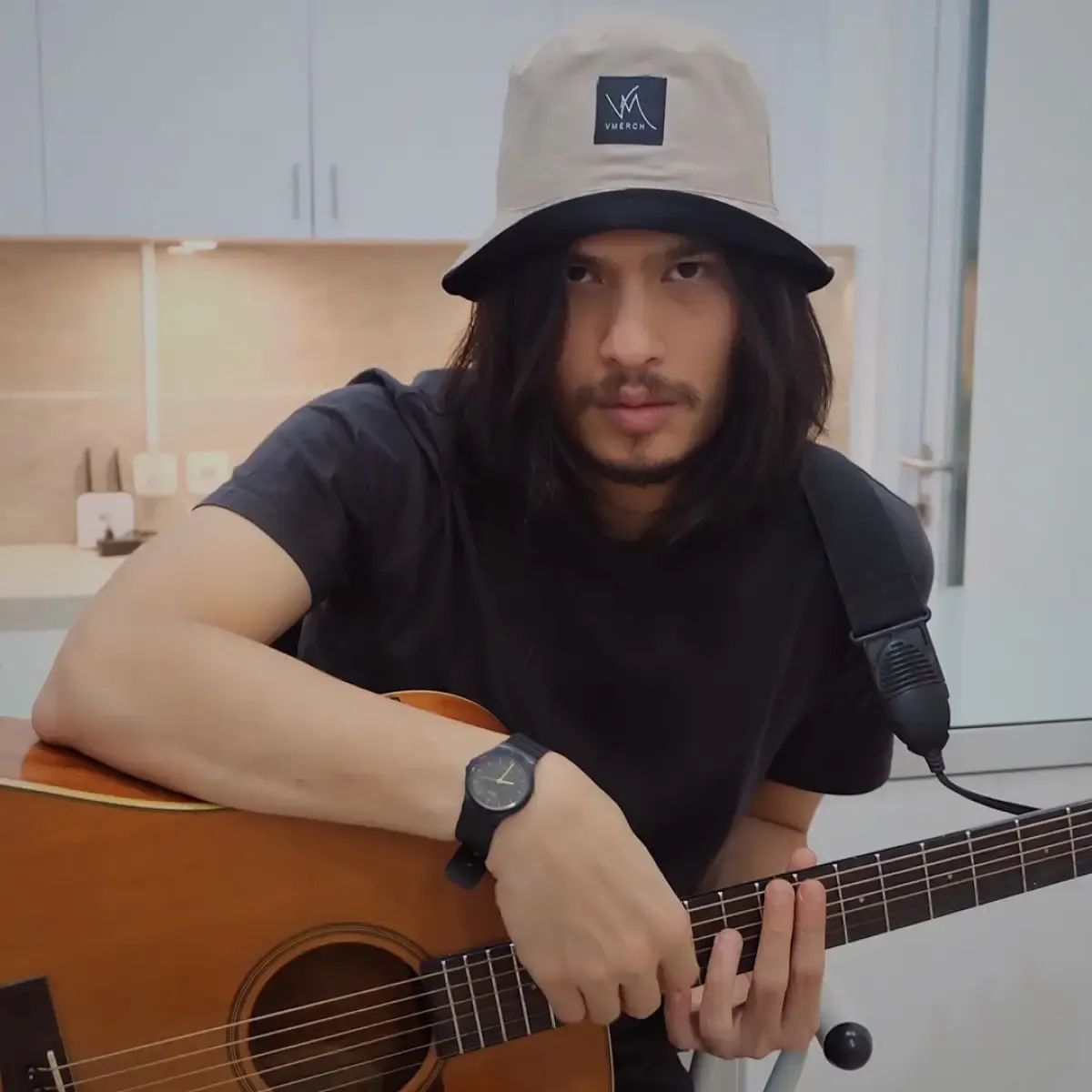Lirik Lagu Aku Lelakimu Bikin Kamu Tersentuh Karena Pengorbanannya ( Instagram@virzhaofficial)  (Sumber : Instagram@virzhaofficial)