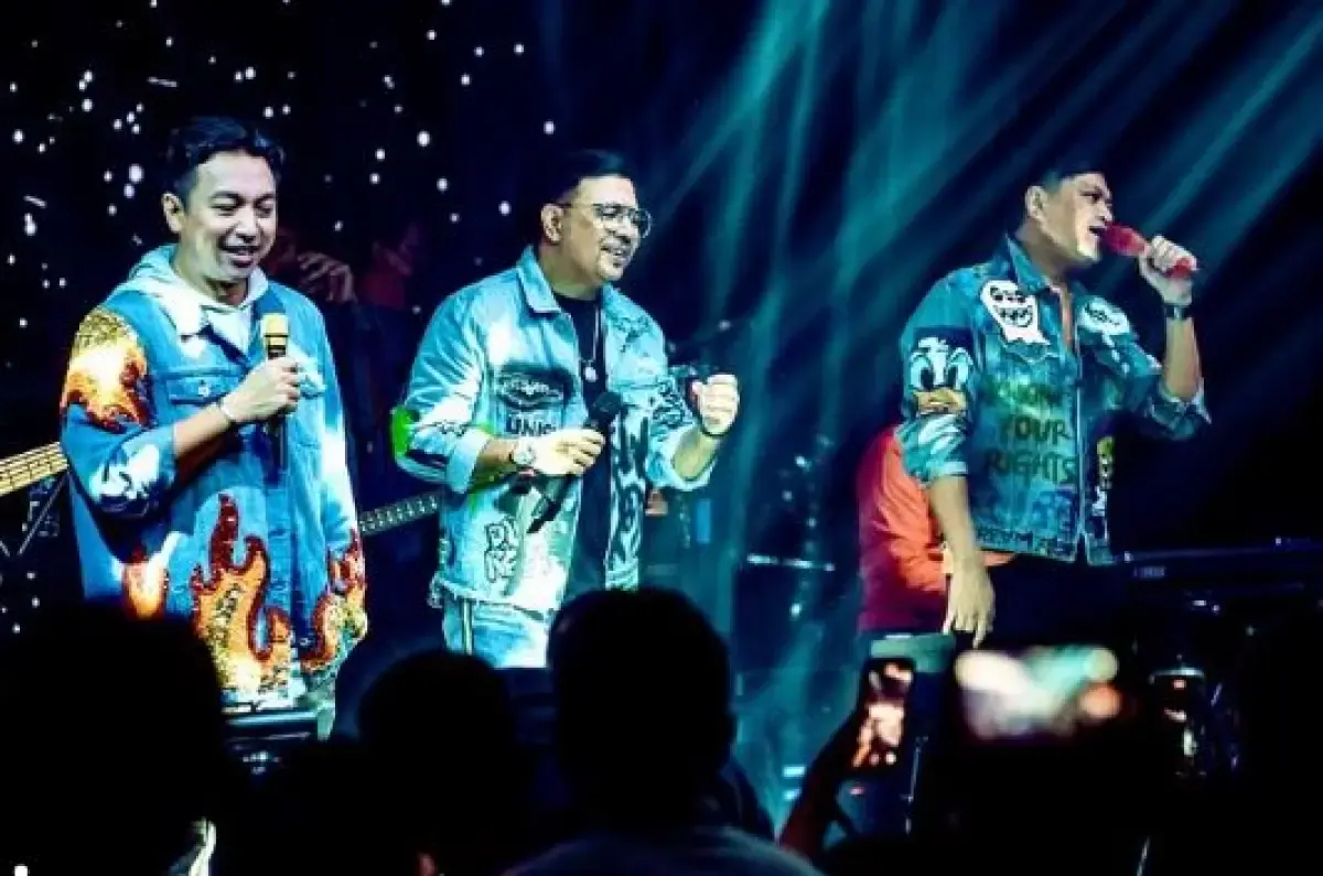 Carlo Saba (tengah) saat tampil bersama Kahitna  (Sumber : Instagram/carlo_saba)