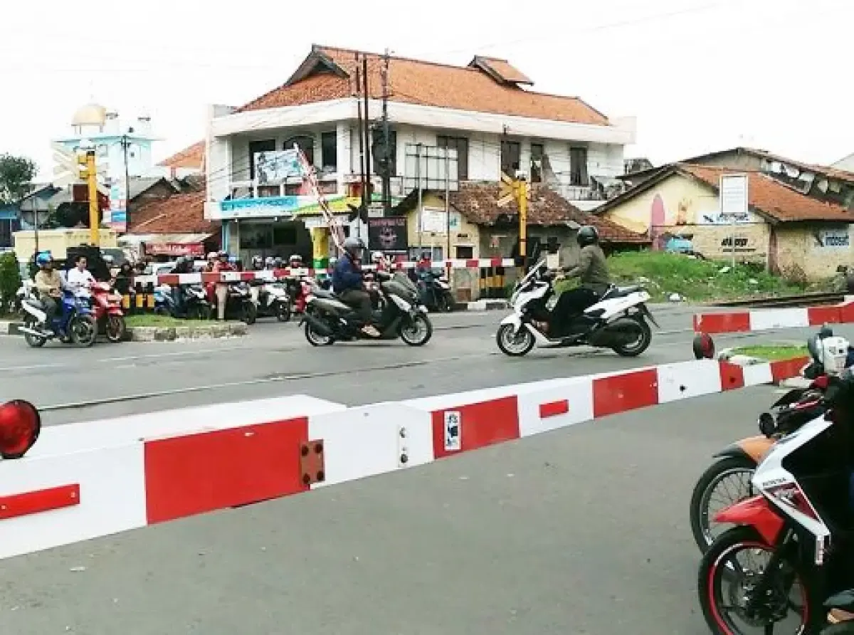Kejadian Langka, Mobil Fortuner Masuk Jalur Kereta Api