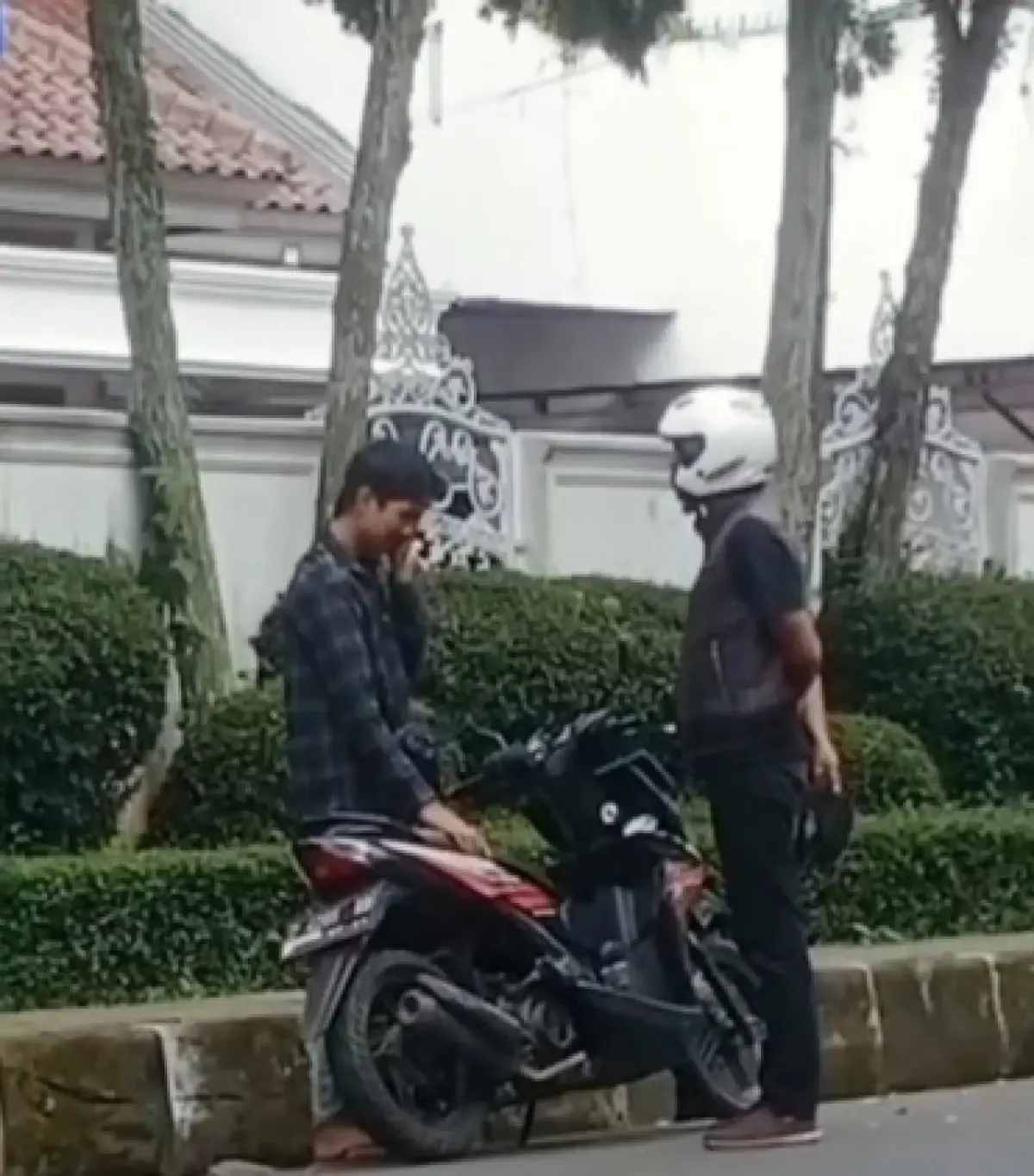 Cuplikan video penganiayaan di Cimahi (Sumber : Instagram/lambe_turah)