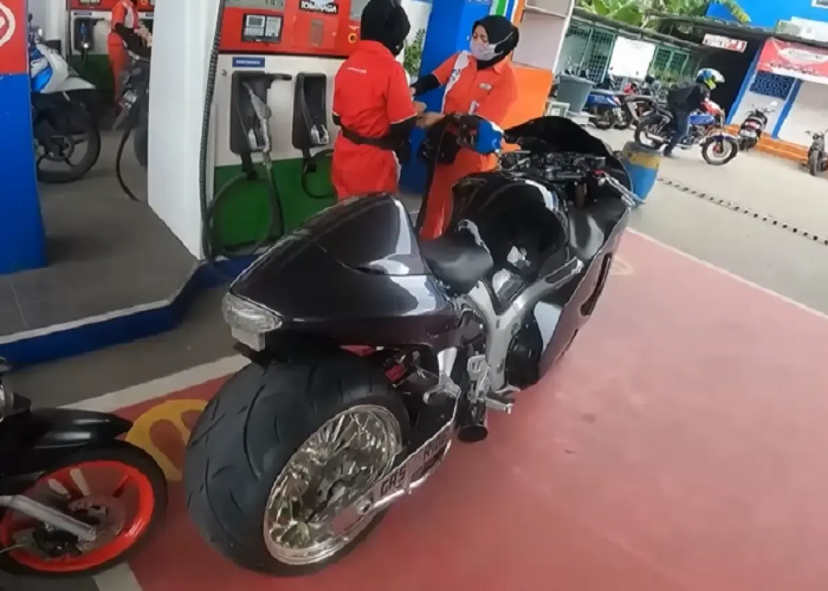 Ilustrasi pengisian bensin motor kompresi tinggi (Sumber : youtube.com/snalfiann)