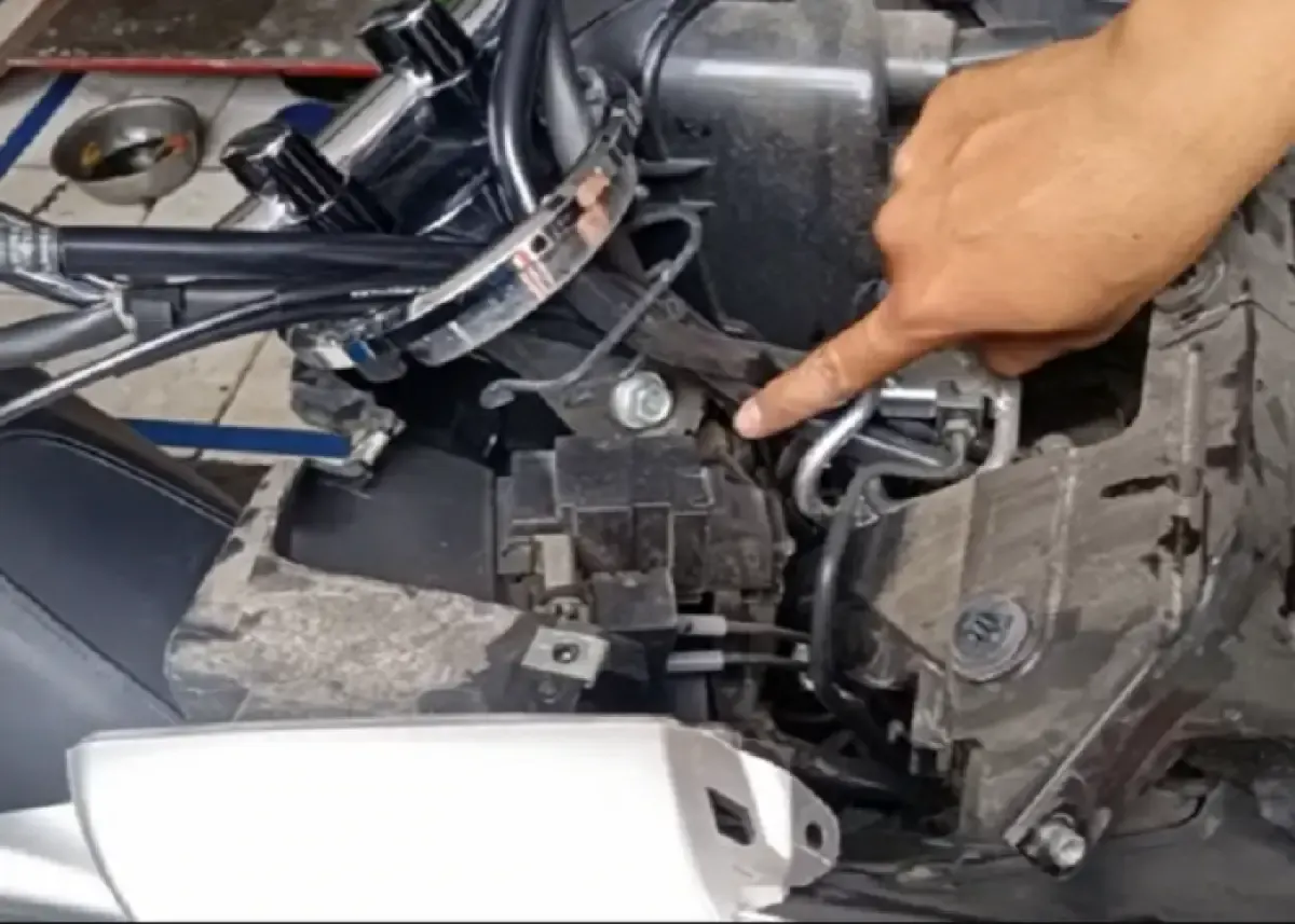 Ilustrasi posisi komstir pada Honda PCX (Sumber : youtube.com/doktermotor_id34)