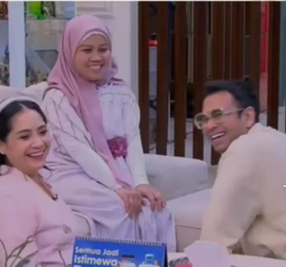 Raffi Ahmad dan Gigi sungkeman dengan Sus Rini (Sumber : YouTube Shorts)