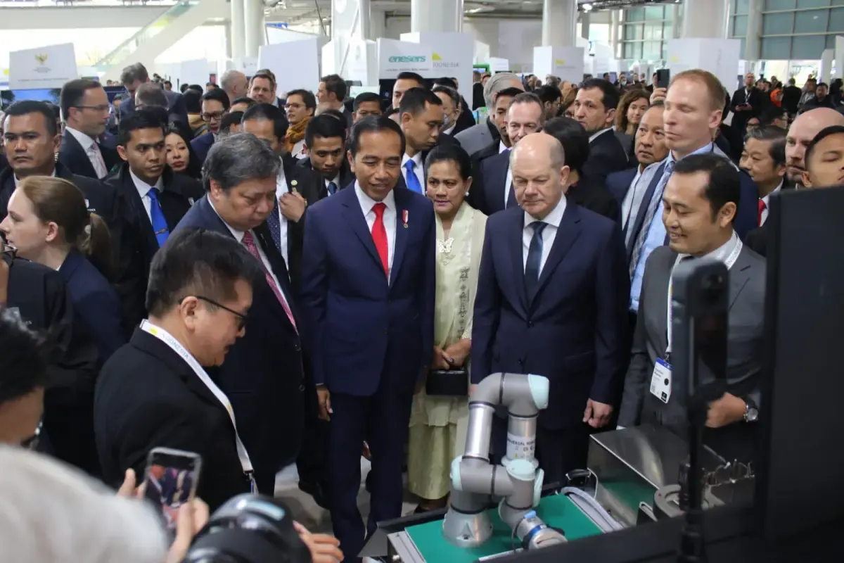 Rombongan Presiden Joko Widodo dan Kanselir Jerman, Olaf Scholz saat mengunjungi paviliun Indonesia pada Hannover Messe 2023 (Sumber : Kemendikbud)