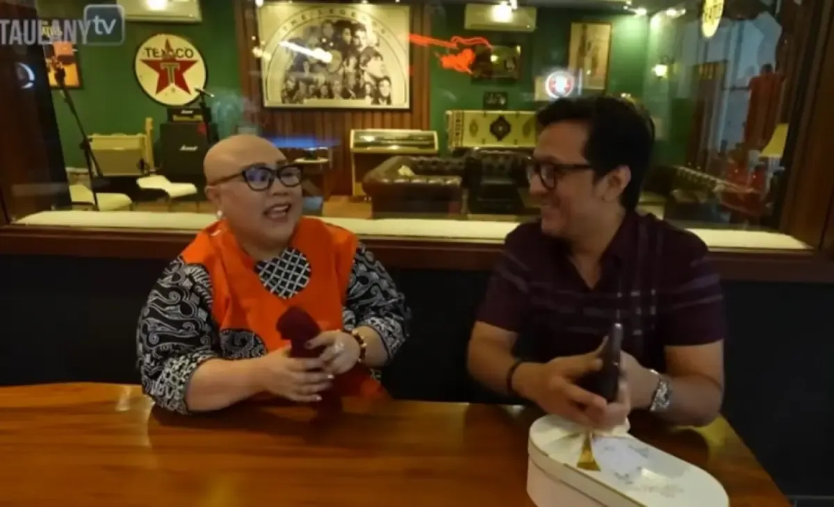 Potret terbaru Pelawak Nunung ketika menjadi bintang tamu (Sumber : Tangkap Layar: podcast Andre Taulany. (YouTube)