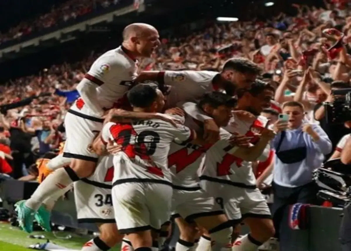 Pemain Rayo Vallecano melakukan selebrasi setelah mencetak gol ke gawang Barcelona pada pertandingan La Liga Spanyol, Kamis (27/4/2023) wib. (Sumber : Instagram/laliga)