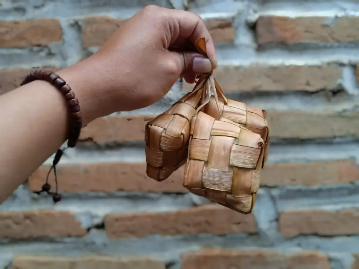 Lebaran ketupat. (Sumber : labviral.com/Hadi Mulyono)