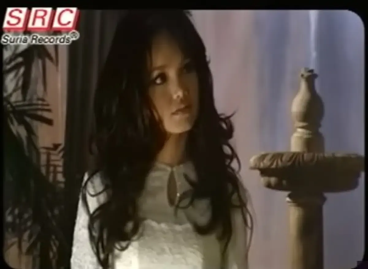 Lirik Lagu Bukan Cinta Biasa Siti Nurhaliza Soal Kesetiaan dan Keseriusan dalam Hubungan Percintaan (Sumber : YouTube/SuriaRecordSRC)