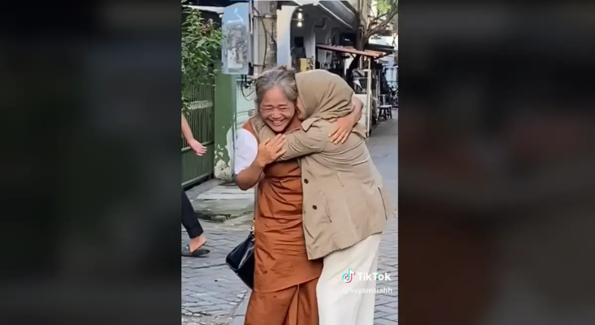 Tangkapan layar video viral dua ibu yang bertemu setelah 30 tahun berpisah. (Sumber : TikTok/ssyhmi)