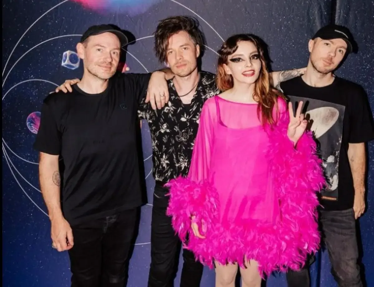 CHVRCHES (Sumber : Instagram/chvrches)