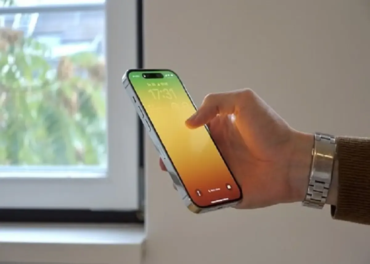Ilustrasi menggunakan iPhone (Sumber : pixabay.com)