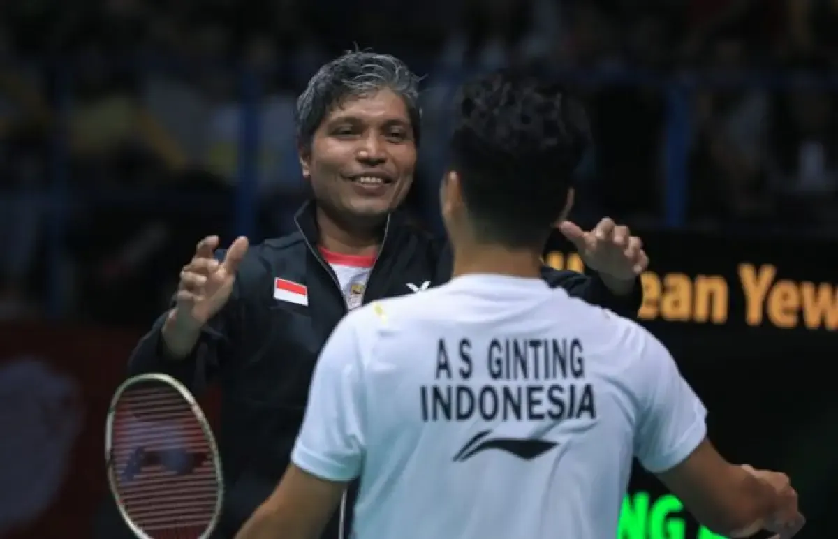 Anthony Ginting merayakan sukses merebut gelar juara Badminton Asia bersama pelatihnya, Irwansyah, Minggu (30/4/2023).  (Sumber : pbsi.id)