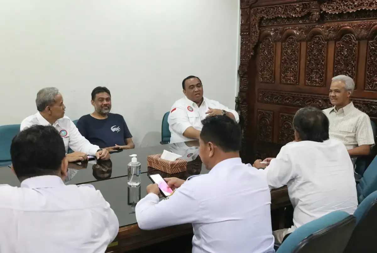 Ganjar Pranowo menerima petinggi KSPSI. (Sumber : Twitter/@ganjarpranowo)