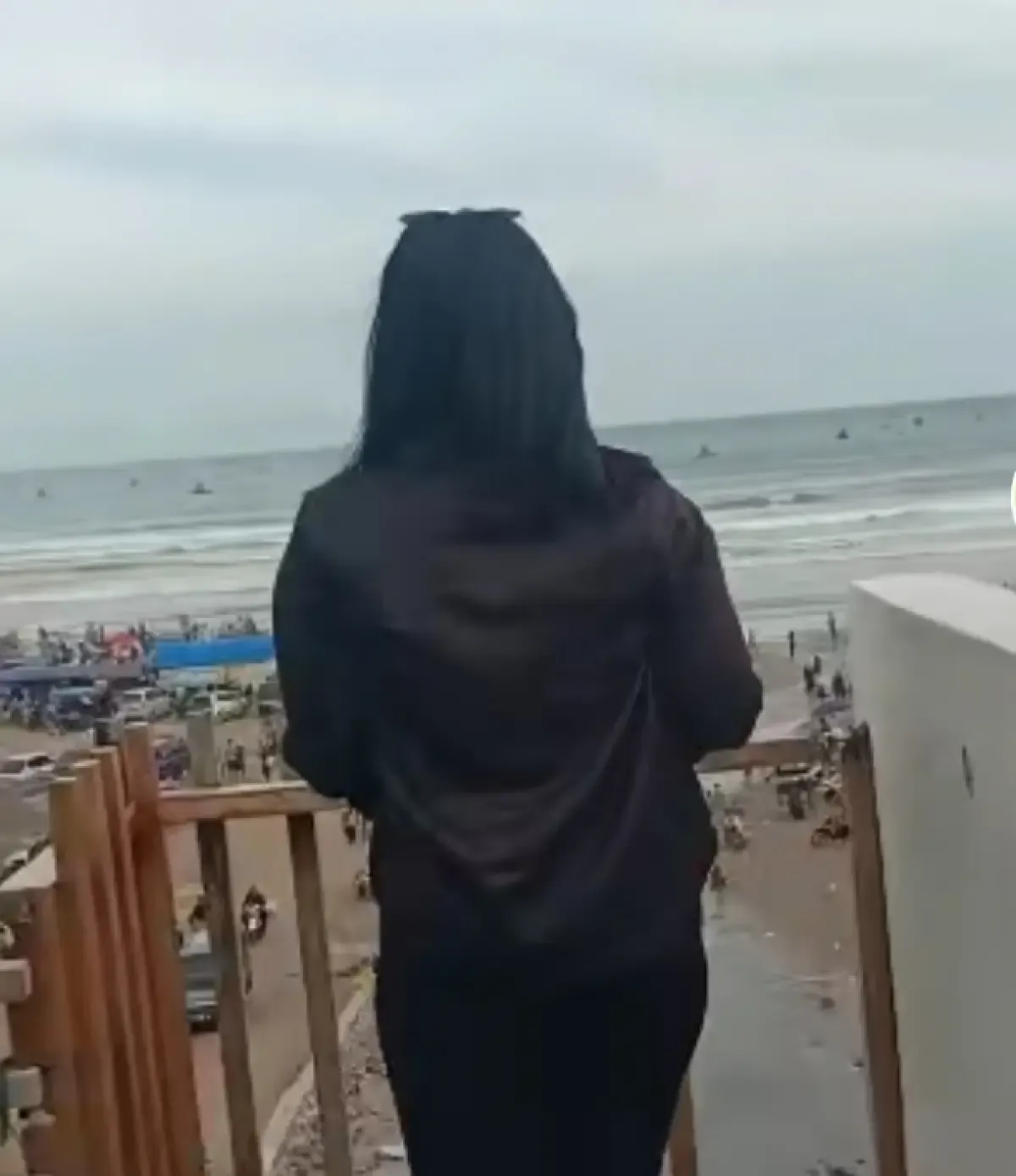 Klarifikasi Kepala Dinas Soal Video Viral Perempuan Hampir Jatuh Dari Menara Pandang Pantai Bagedur Lebak (Sumber : TikTok/laladamayanti1)