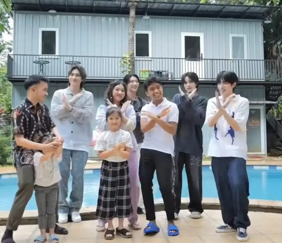 Potret keluarga Ruben Onsu bersama WayV (Sumber : Tangkap Layar: Video Isntagram/@sarwendah29)