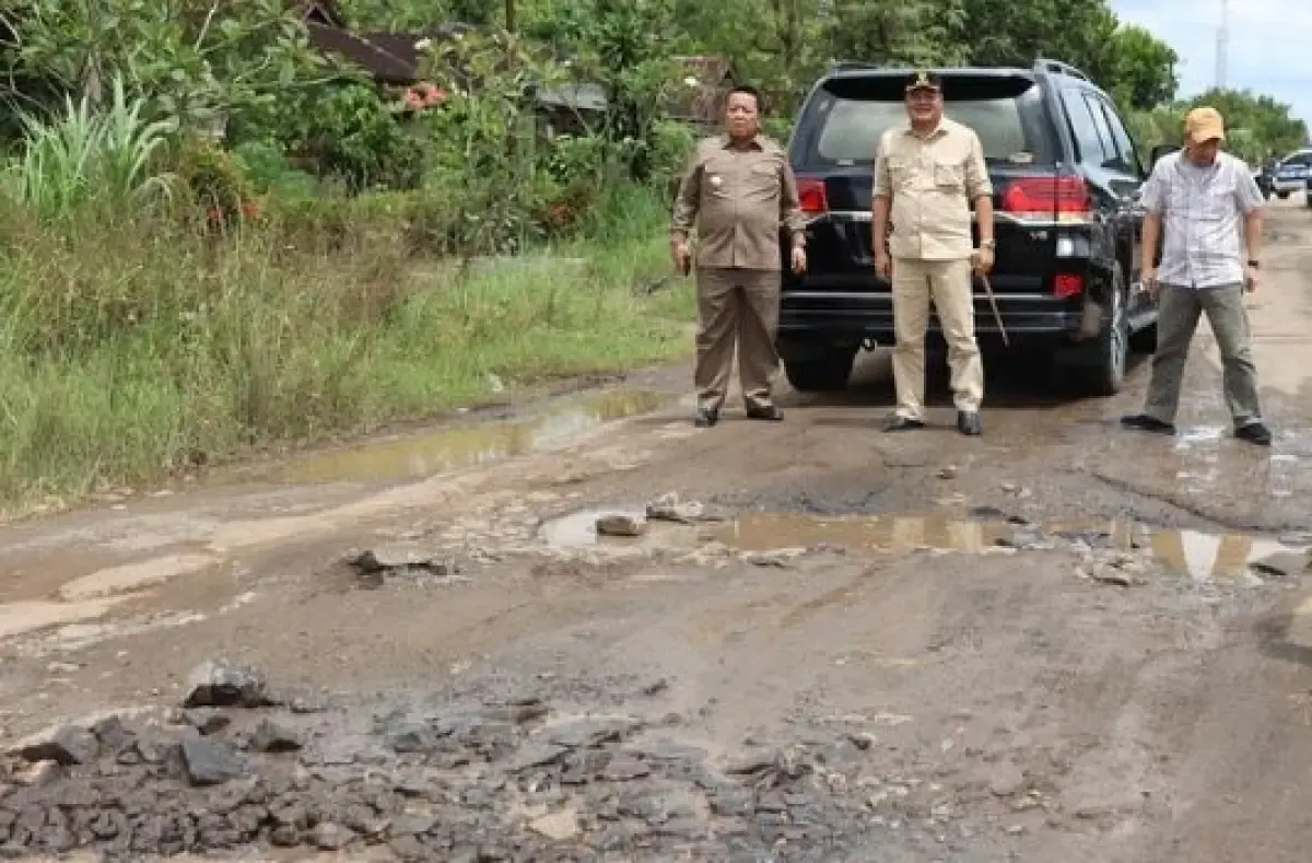 Bupati Lampung Tengah H. Musa Ahmad mendampingi Gubernur Lampung Arinal Djunaidi meninjau dan melihat langsung persiapan lokasi yang rencananya akan dikunjungi Presiden RI Joko Widodo. 
(Sumber : Instagram/musaahmad_official)
