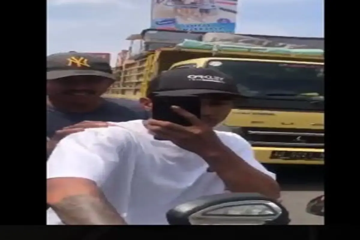 Viral Dua Pemuda Stop Pemilik Motor di UPN Jogja  (Sumber : Twitter/merapi_uncover)