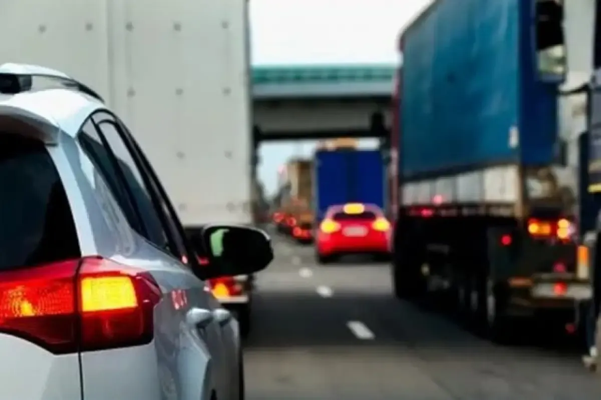 Tips Berkendara Aman di Sekitar Truk atau Bus, Jurus Hindari Kecelakaan (FOTO: Shutterstock)