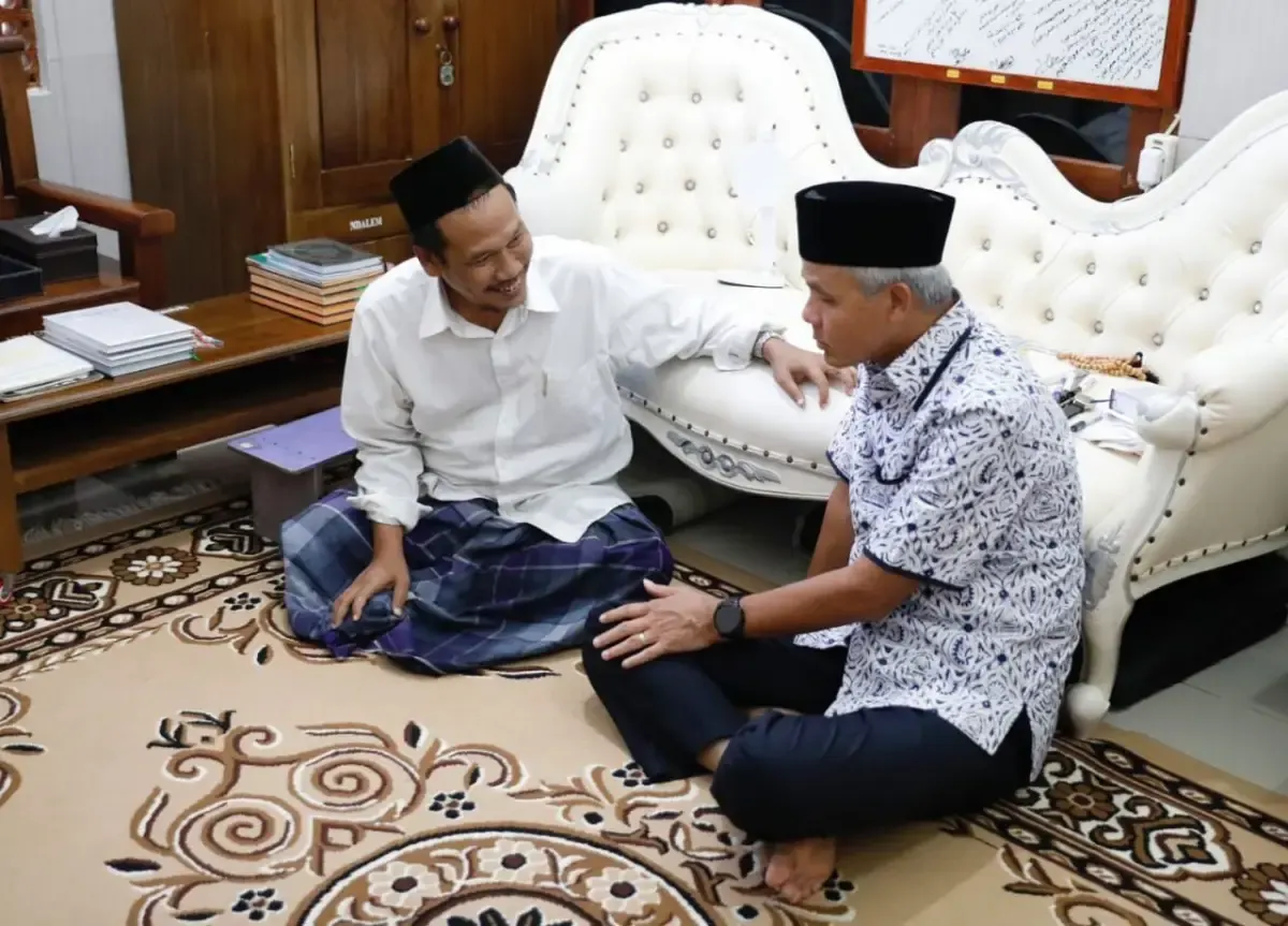 Ganjar Pranowo sowan Gus Baha (Sumber : twitter.com/@ganjarpranowo)