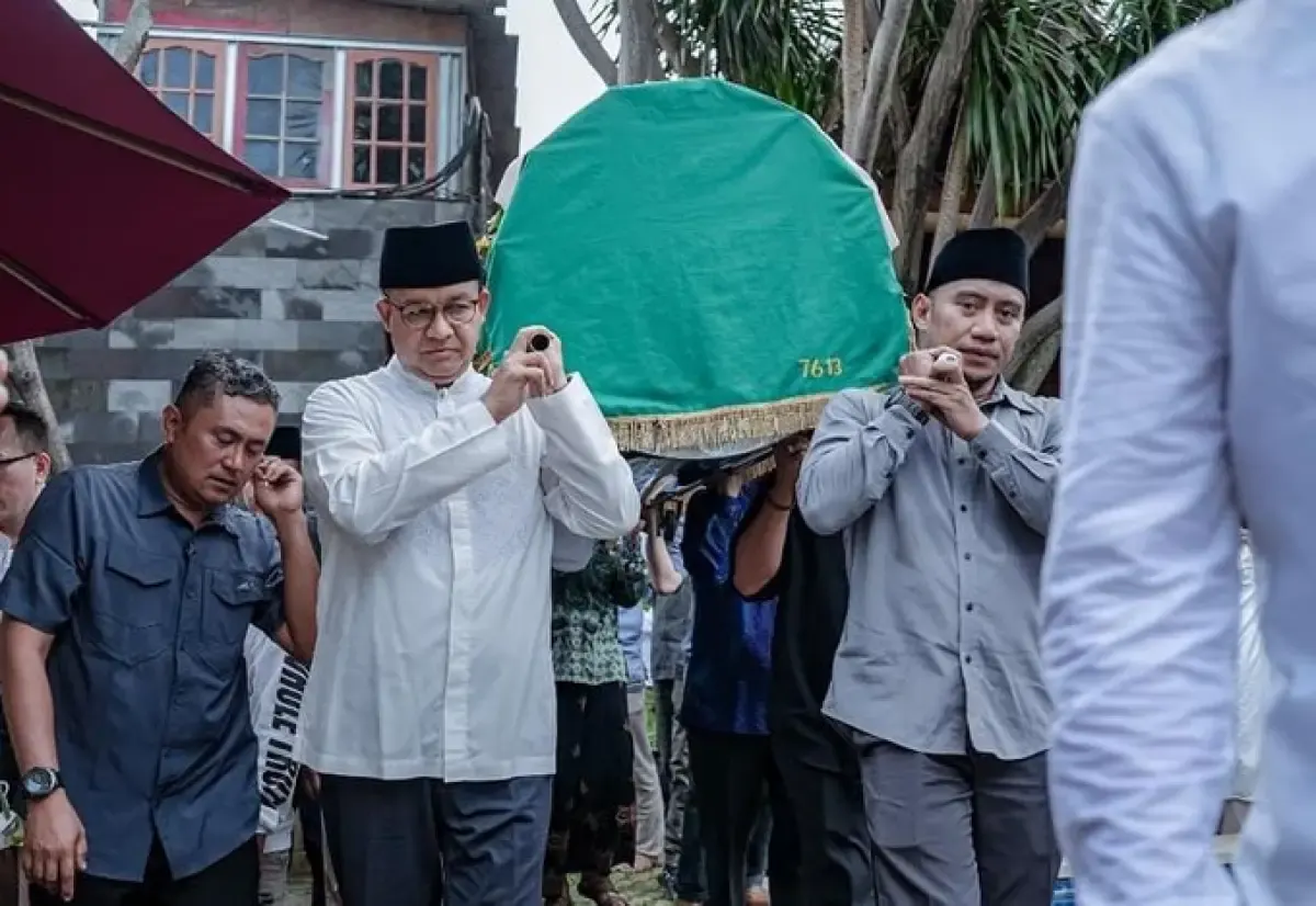 Bakal Calon Presiden Anies Baswedan mengangkat jenazah Mohamaf Taufik (Sumber : Twitter/aniesbaswedan)
