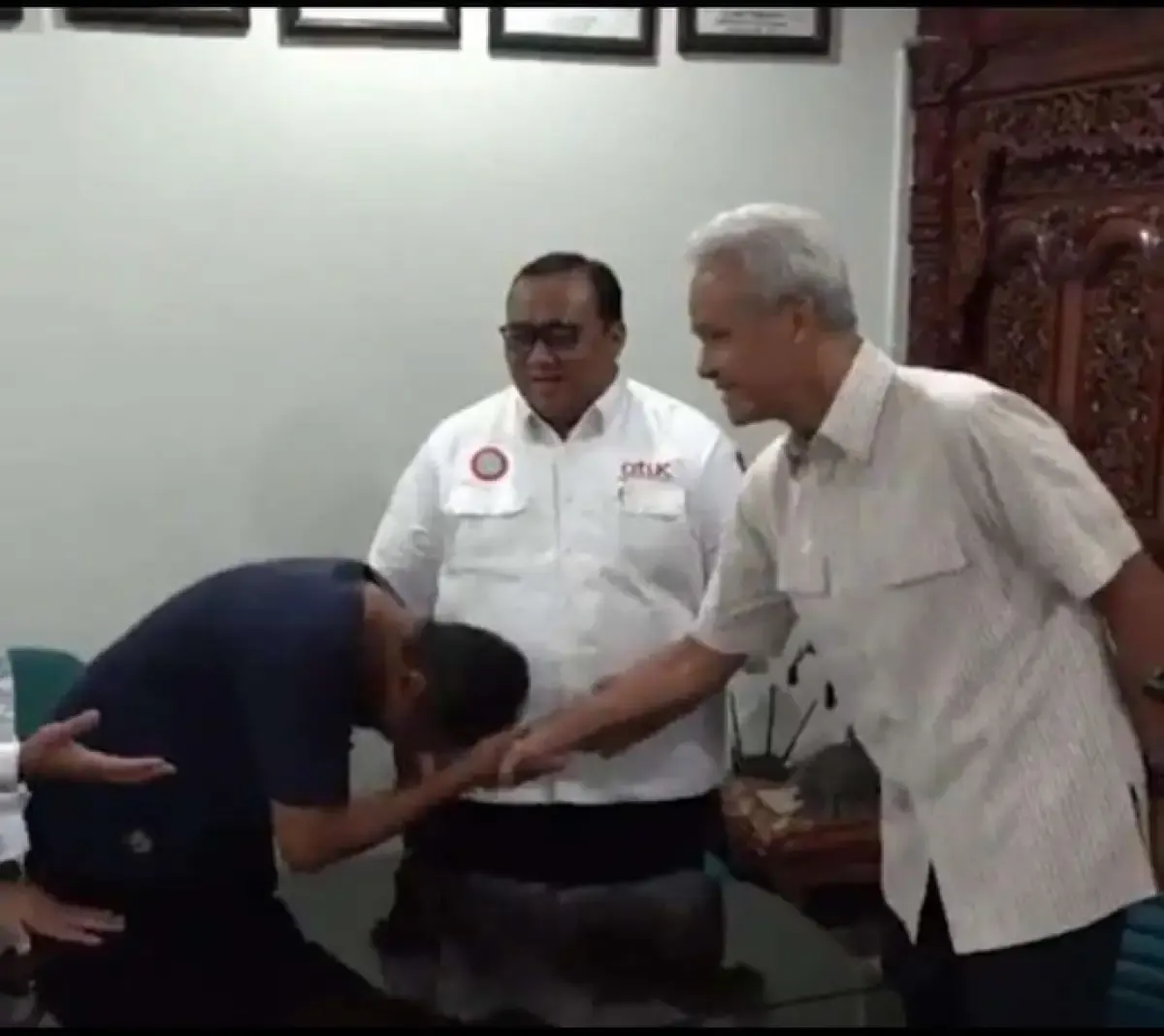 Said Iqbal cium tangan Ganjar Pranowo (Sumber : Istimewa)