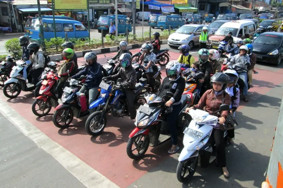 4 Tips Aman Berhenti di Lampu Merah, Banyak yang Main Serobot Loh! (FOTO: IDN Times)