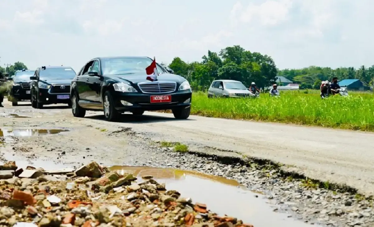 Rute Presiden Jokowi Bikin Gubernur Lampung Ketar Ketir. Warganet: Prank Kelas Presiden, Masukan ke Jeglongan Sewu (Sumber : Twitter/Dede Budhyarto)