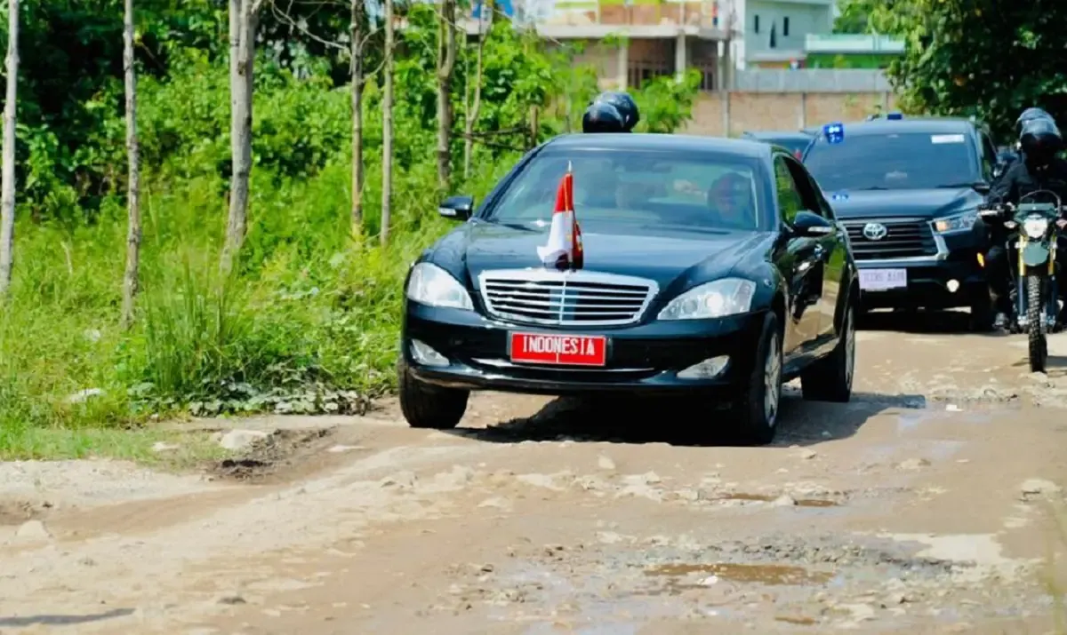 Presiden Jokowi Pilih Rute Jalan Rusak Saat Kunjungan ke Lampung. Bima: Kena Lo! (Sumber : Twitter/Dede Budhyarto)