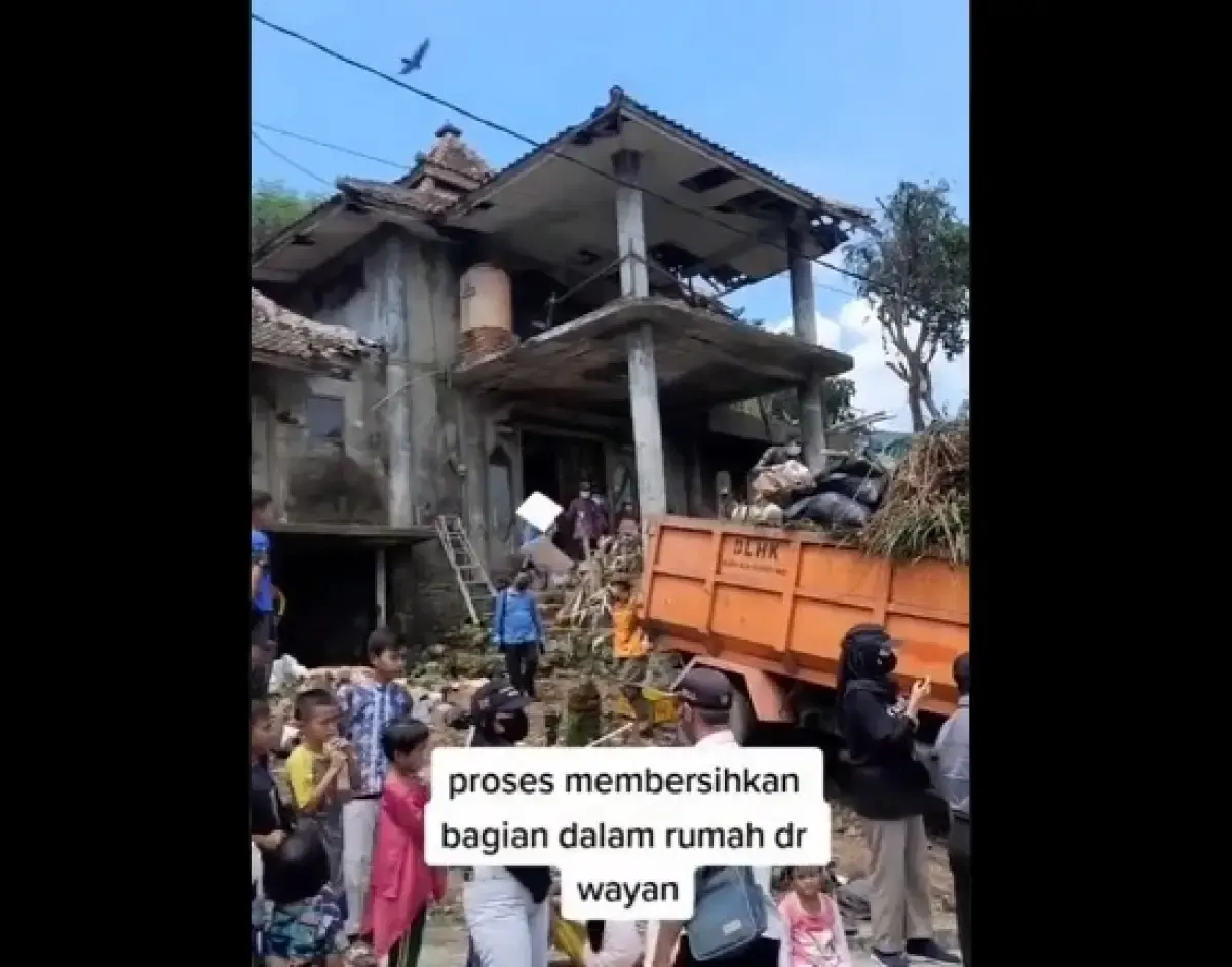 Rumah Dokter Wayan dibersihkan Tim SAR dan warga Karawang. (Sumber : Twitter.com/Midjan_La_2)