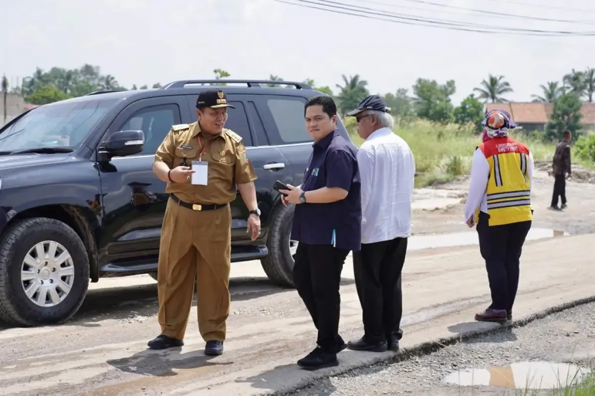 Menteri BUMN Erick Thohir bersama Gubernur Lampung Arinal Djunaidi dan Menteri PUPR Basuki Hadi Muljono meninjau jalan rusak di Lampung. (Sumber : Twitter/erickthohir)