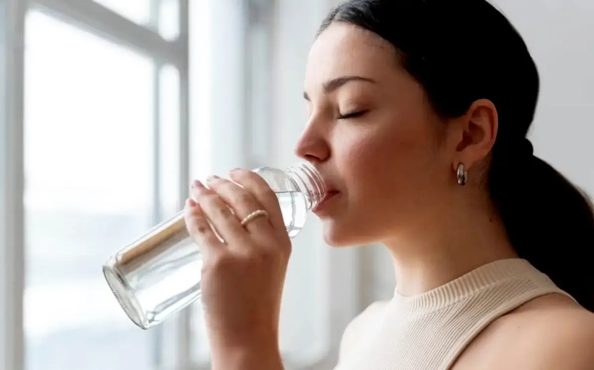 7 Manfaat Minum Air Putih yang Sering Orang Lupa (Sumber : freepik.com)