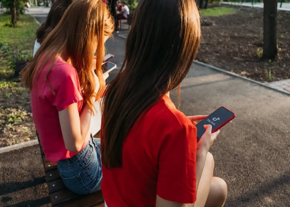 Ilustrasi anak-anak saat mengakses TikTok menggunakan smartphone (Sumber : grazia.fr)