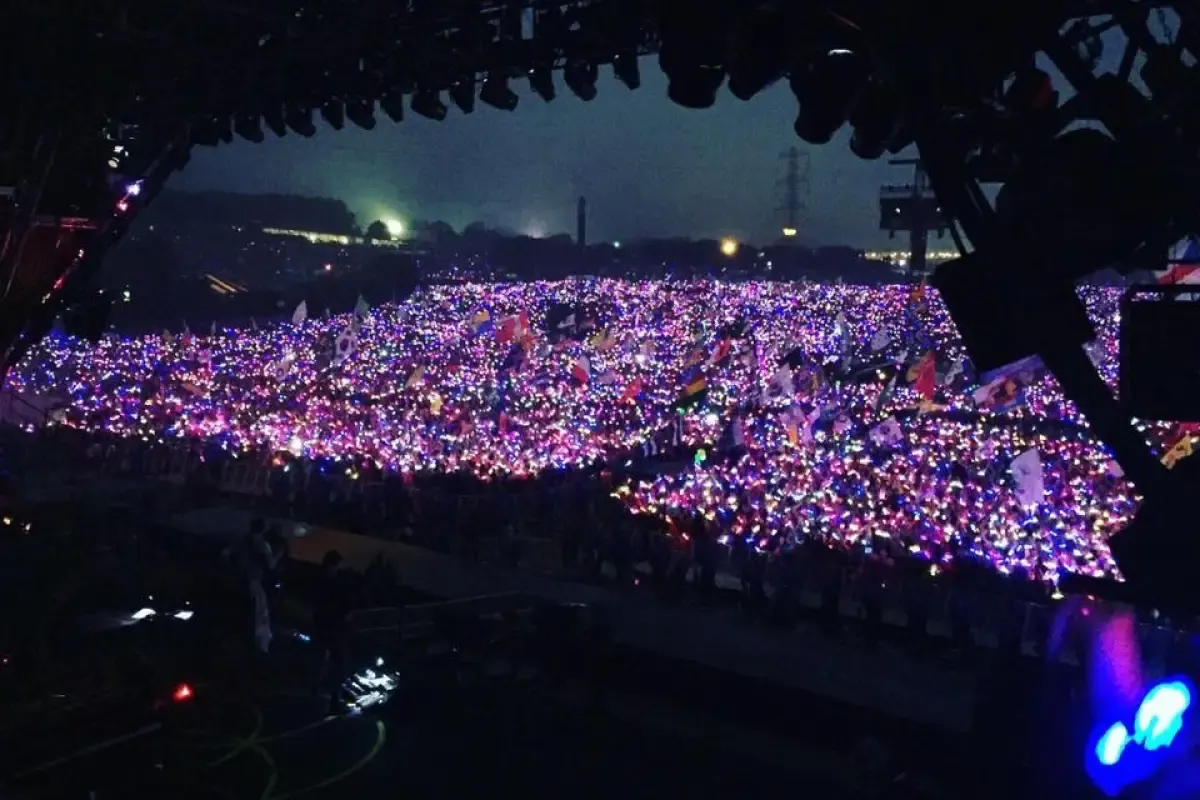 Penggunaan gelang xilobands saat konser. (Sumber : Twitter/@Xylobands)