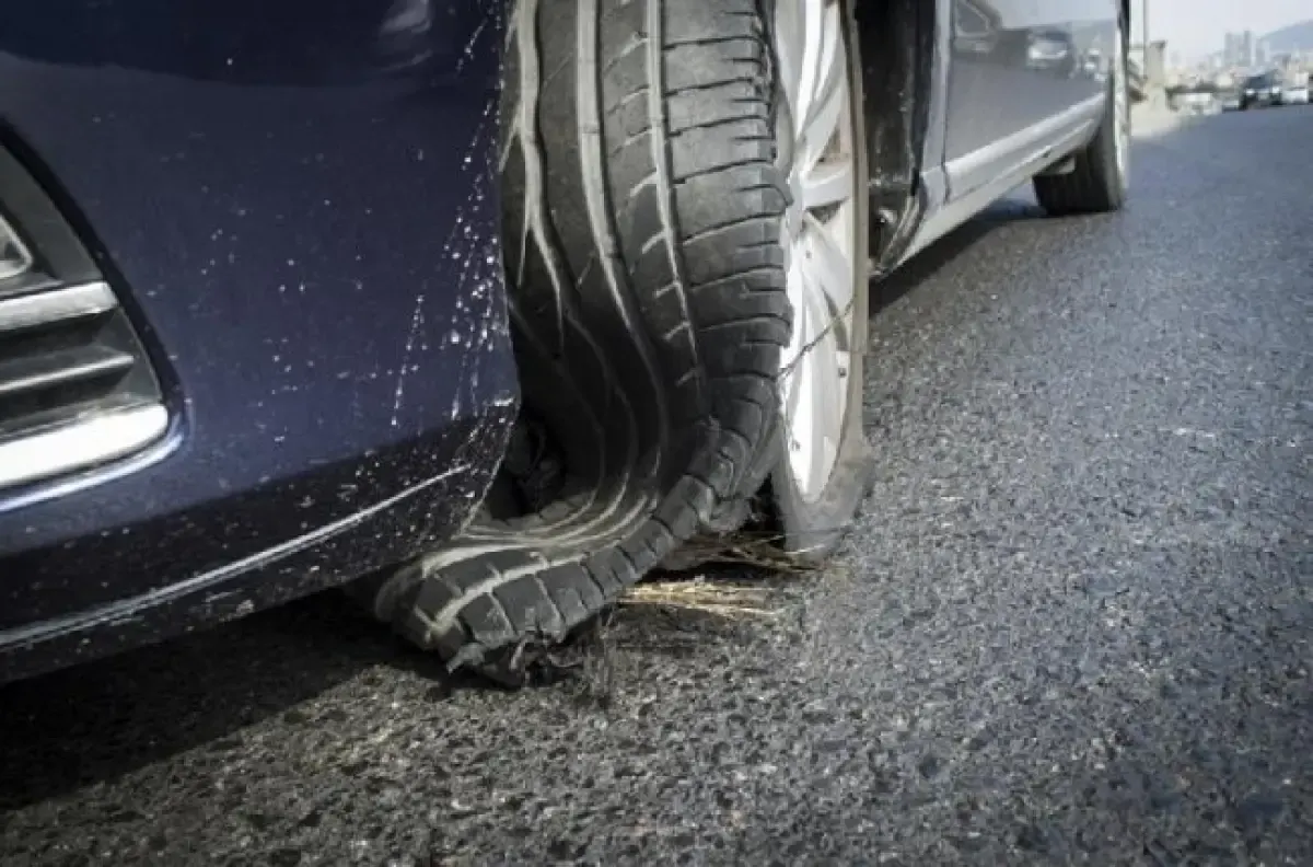 Pecah Ban Mobil Saat Melaju, Harus Gimana? (FOTO: Shutterstock)