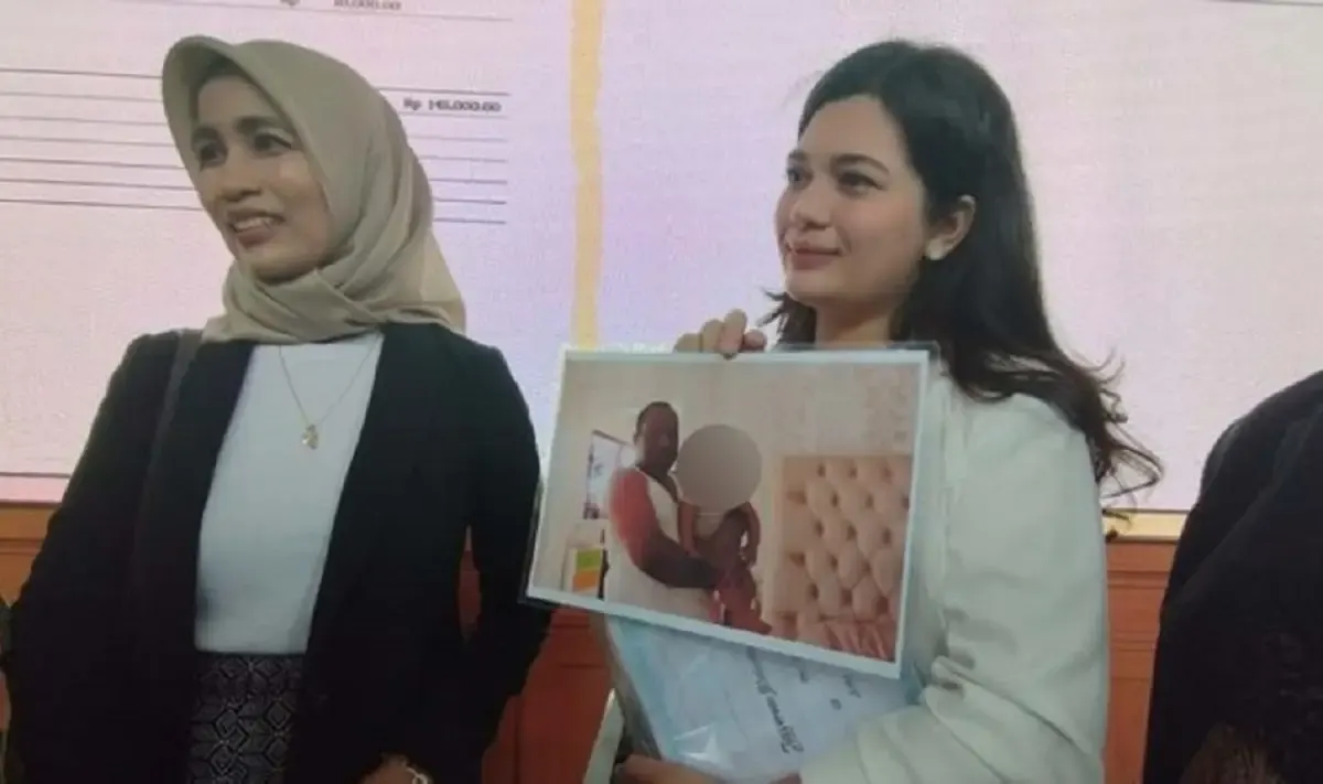 Makin Panas! Veronica Jennifer Tunjukan Bukti Wamendagri John Wempi Wetipo Ayah Kandung Anaknya. Wamendagri Membantah? (Sumber : dok. Oposisicerdas)