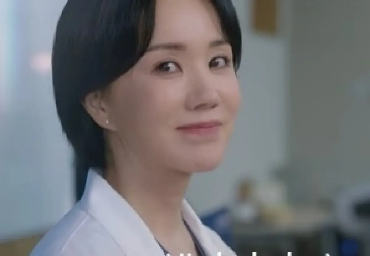 Cha Jeong Wa Doctor Cha diperankan oleh Uhm Jung Hwa (Sumber : YouTube/Netflix K-Content)