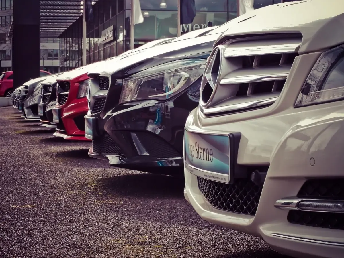 Yang Lagi Cari Info Cara Bayar Pajak Mobil Atas Nama Orang Lain, Klik Deh! (FOTO: Pexels.com)