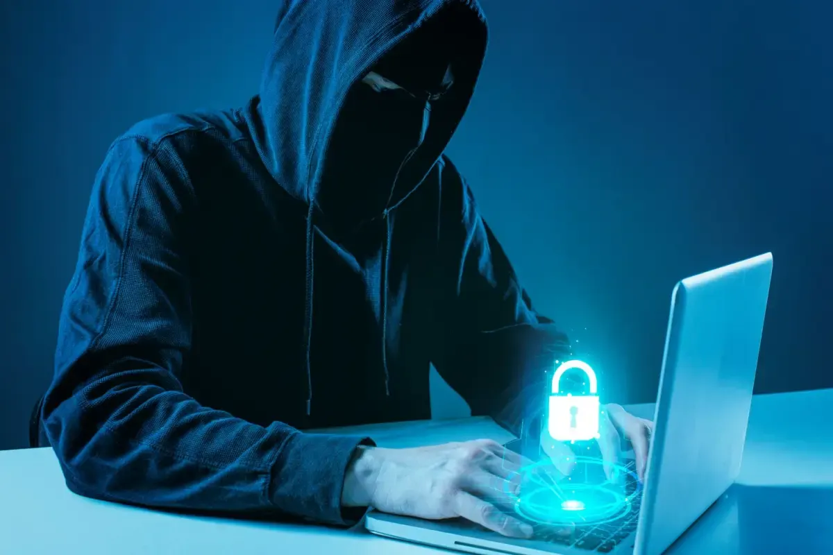 Ilustrasi seorang hacker yang bekerja di depan laptop. (Sumber : freepik.com)