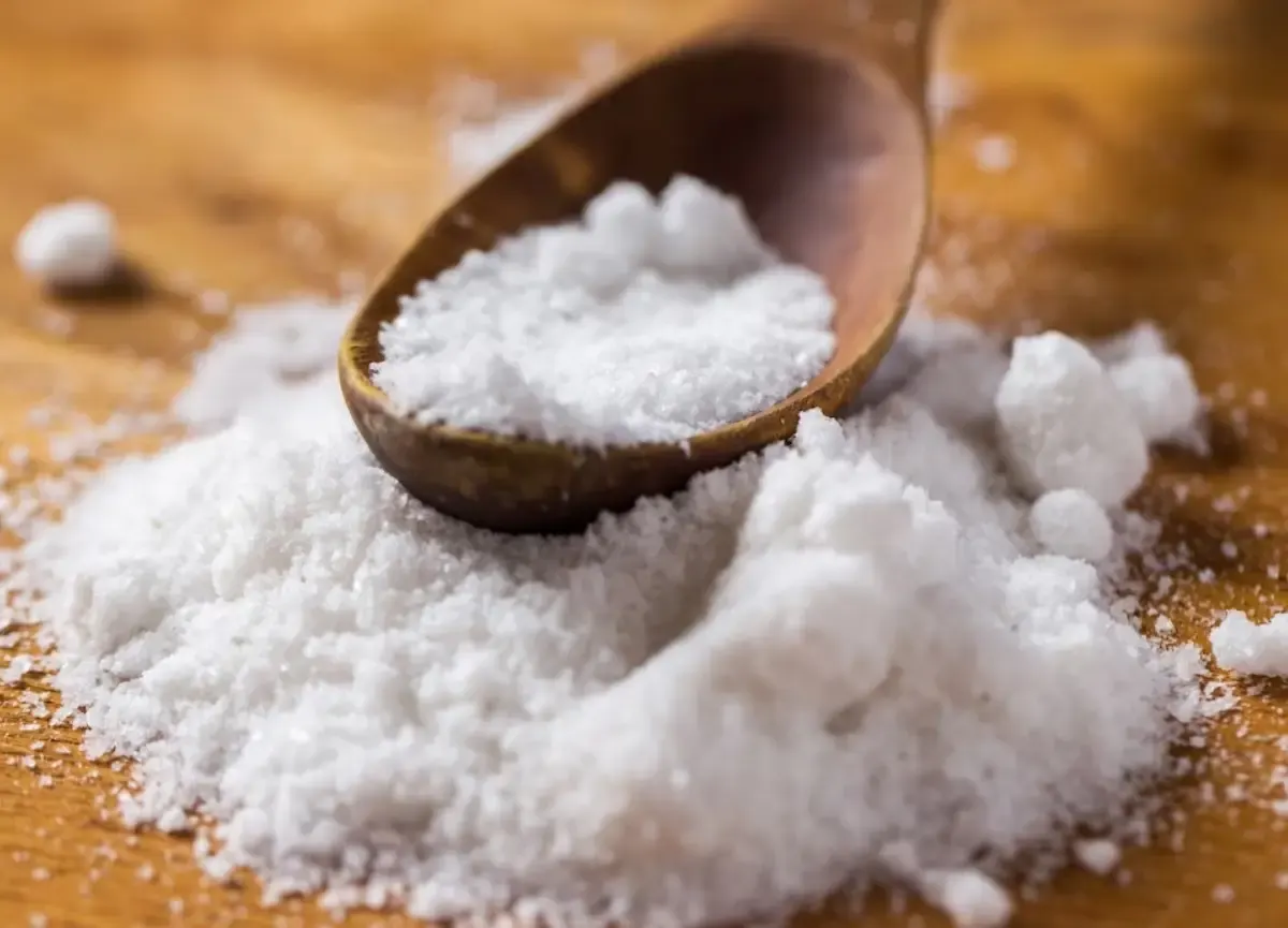 5 Manfaat Minum Air Garam Hangat ini Belum Tentu Kamu Ketahui, Mulai Dari Mengatasi Masalah Pencernaan Hingga Meningkatkan Kesehatan Tulang (Sumber : freepik.com)
