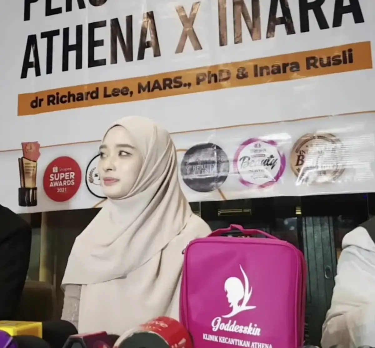 Inara Rusli lepas cadar (Sumber : YouTube)