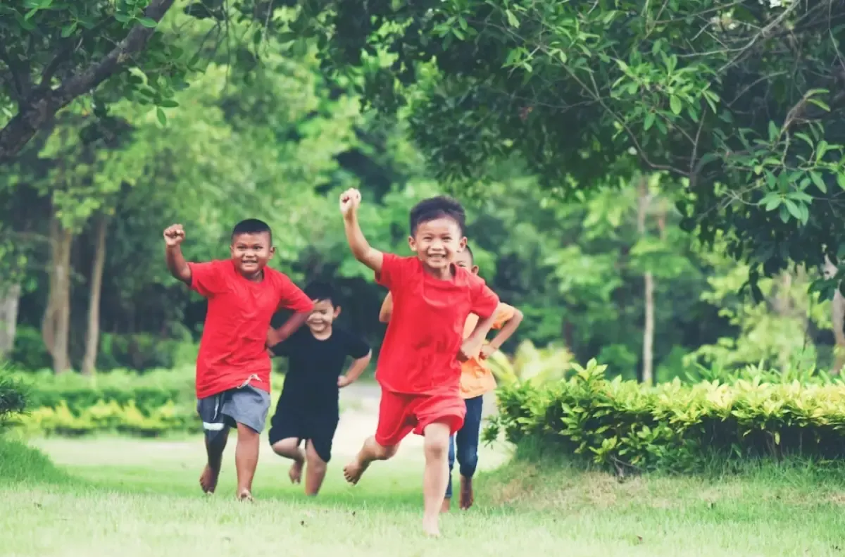 Ilustrasi anak-anak yang sedang bermain di taman. (Sumber : Freepik.com/jcomp)