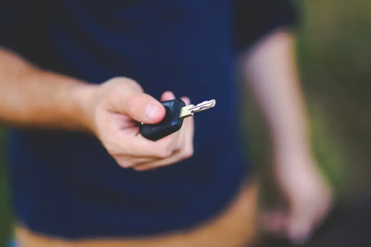 Jika Kunci Mobil Ketinggalan dan Terkunci dalam Mobil, Caranya Gampang Nih! (FOTO: Pexels.com)