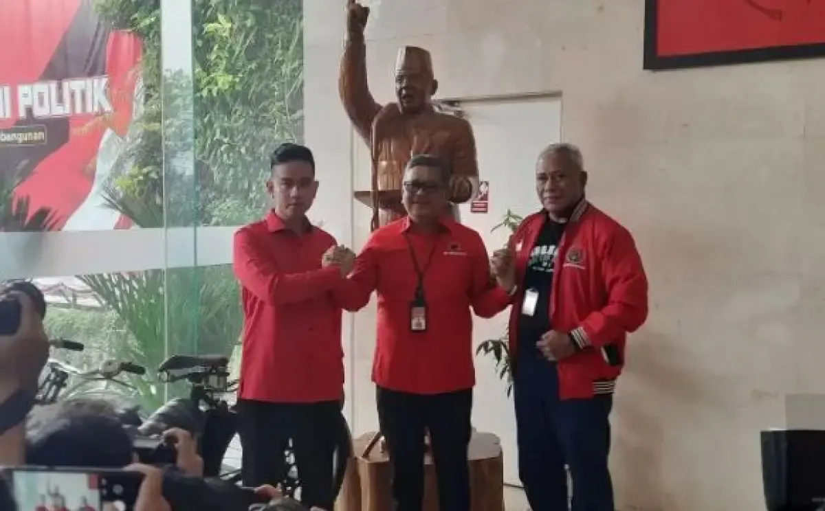 Gibran Rakabuming bersama Sekjen PDIP Hasto Kristiyanto dan Ketua Bidang Kehormatan PDI Perjuangan, Komarudin Watubun.  (Sumber : ANTARA/Narda Margaretha Sinambela)