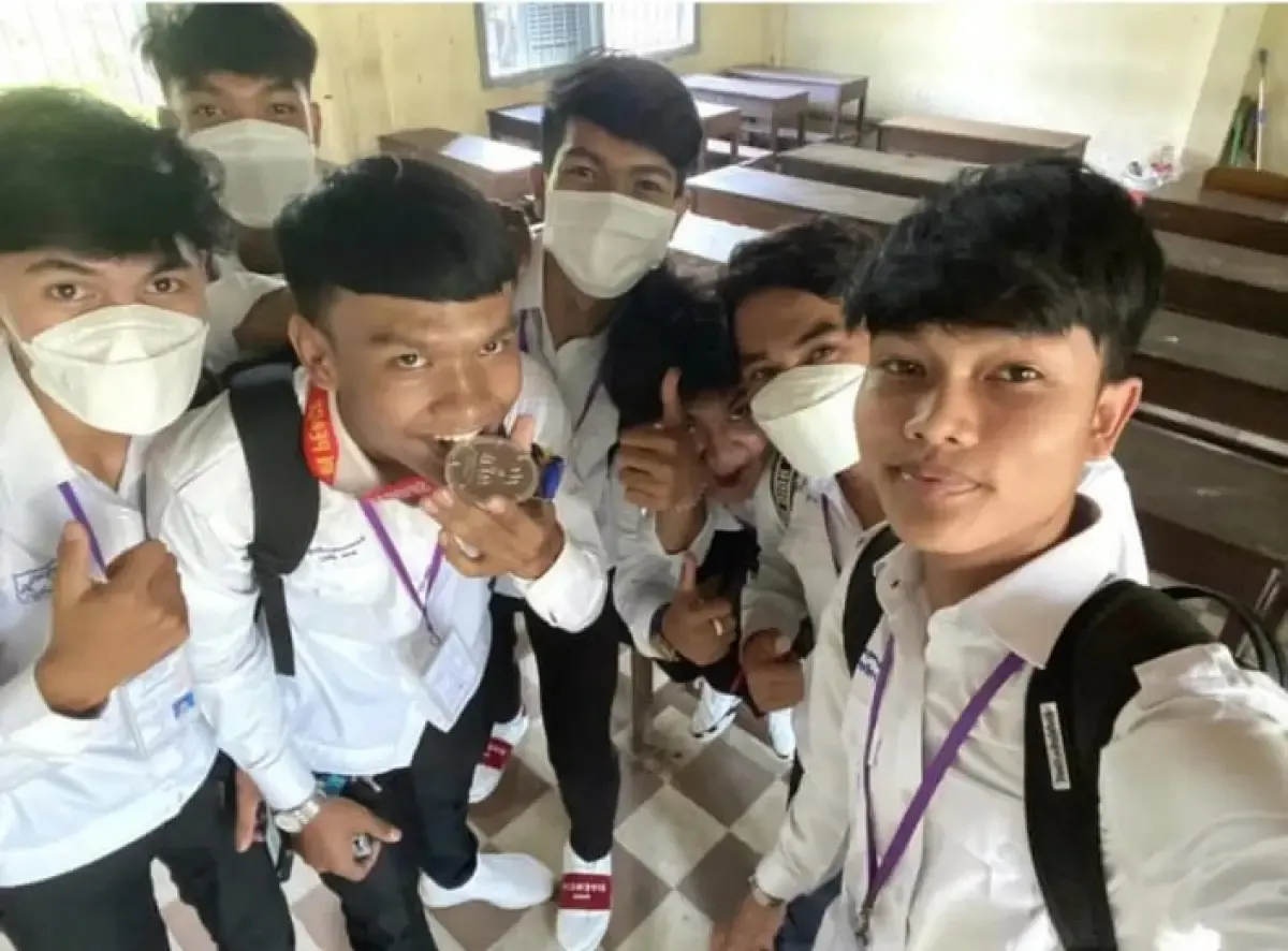 Sathya yang jadi salah satu penonton beruntung  itu, pun memamerkan medali perak tersebut bersama teman-temnnya melalui akun media sosialnya. (Sumber : Soha)