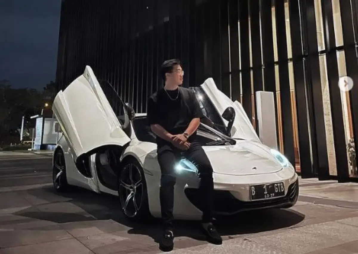 Timothy Ronald dan koleksi mobil mewahnya.  (Sumber : Instagram/timothyronaldd)