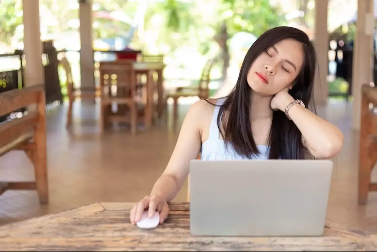 Ilustrasi seorang wanita yang terlihat lelah, (Sumber : Freepik.com/jcomp)