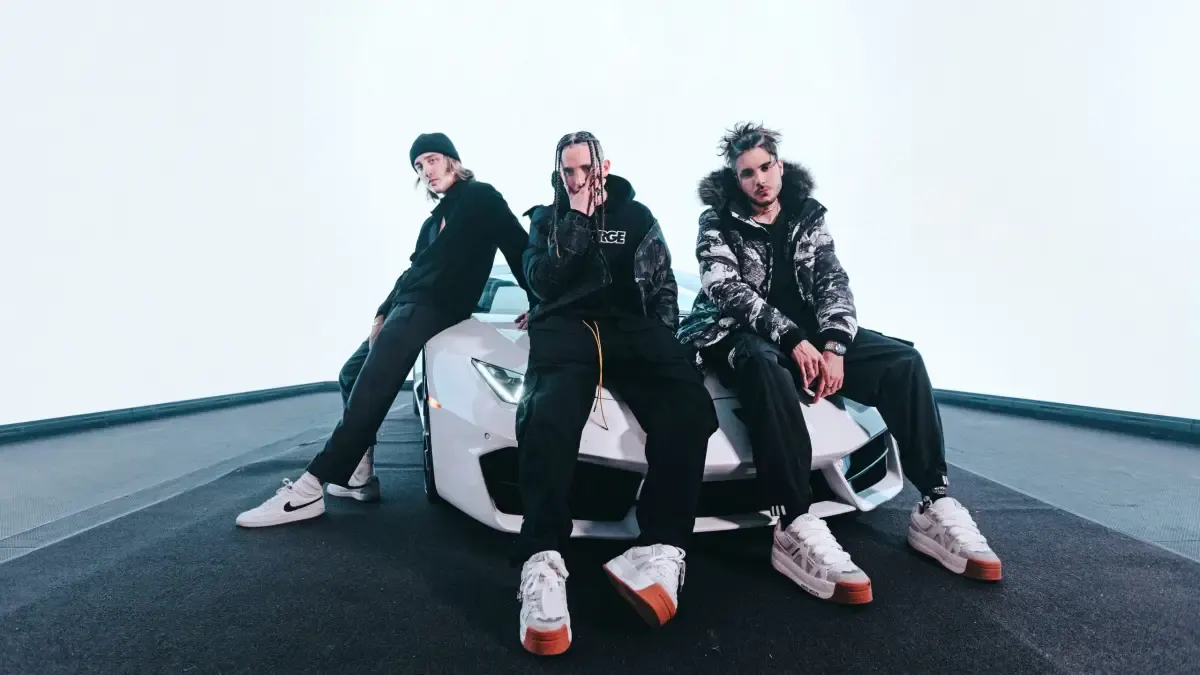 Lirik Lagu Heaven and Back oleh Chase Atlantic yang Sedang Viral di TikTok (Sumber : Pinterest)